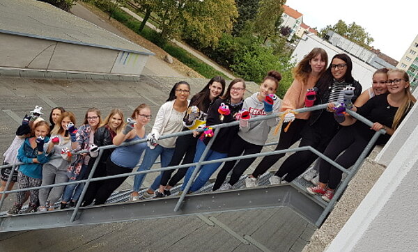 Auszubildende gestalten charaktervolle Handpuppen