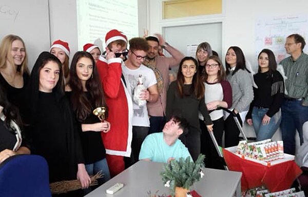 Nikolaus und "Anti-Nikolaus" zu Besuch an der Euro Akademie