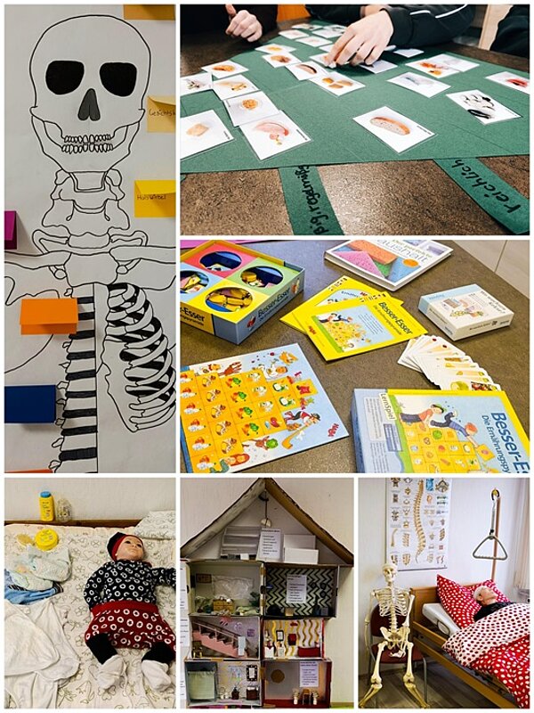 Oben links ist eine schwarz-weiße Linienzeichnung eines menschlichen Skeletts zu sehen, das mit farbigen Haftnotizen beklebt ist. Oben rechts werden Karten mit Bildern und Texten auf einer grünen Unterlage ausgelegt, Hände sind sichtbar. In der Mitte links liegt ein Baby auf einem Bett, bekleidet mit roter Hose und schwarzem Oberteil mit weißen Punkten, daneben stehen verschiedene Pflegeprodukte. In der Mitte rechts sind mehrere bunte Kartons und Spielmaterialien mit Illustrationen und Texten auf einem Tisch verteilt. Unten links steht ein Puppenhaus mit mehreren Etagen, das mit kleinen Gegenständen und Zetteln bestückt ist. Unten rechts sitzt ein Skelett auf einem Sofa, das mit einer rot-weiß gestreiften Decke bedeckt ist, daneben steht ein kleiner Tisch.