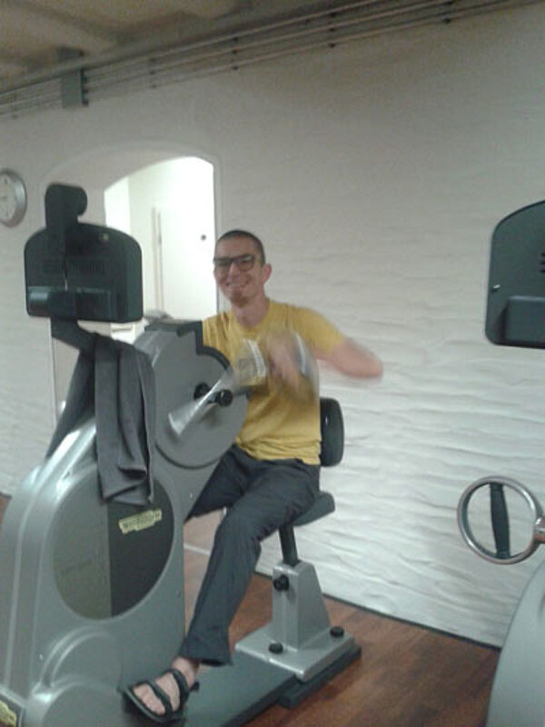 Angehende Altenpfleger im Fitnessstudio