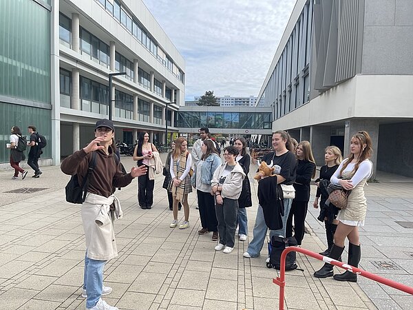 Schülerinnen und Schüler erkunden die Stadt Straßburg.