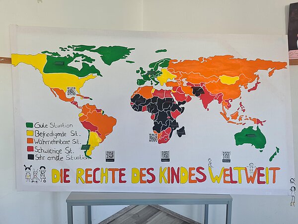 Eine bunte Weltkarte, bei der die Länder so farblich markiert sind, wie dir dortige Situation bezüglich Kinderrechten sind. Grün steht für gut und blau bis lila für schlecht.