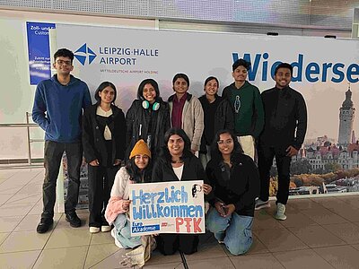 Die Auszubildenden aus Indien posieren am Airport für ein Foto. 