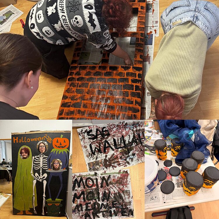 Fotocollage mit vier Einblicken in die Halloween-Vorbereitung: Drei Personen basteln auf dem Boden an einer Dekoration mit orange-schwarzem Ziegelmuster, ein gemaltes Halloween-Bild zeigt eine Skelett- und Hexenfigur mit Kürbis, zwei Zeitungsausschnitte sind mit schwarzen Lettern und Farbspritzern verziert, und mehrere Dosen sind als Kürbisgesichter bemalt.