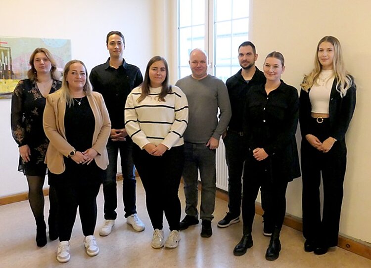 Adieu und herzlich willkommen! Angehende Erzieher*innen posieren für ein Gruppenfoto.