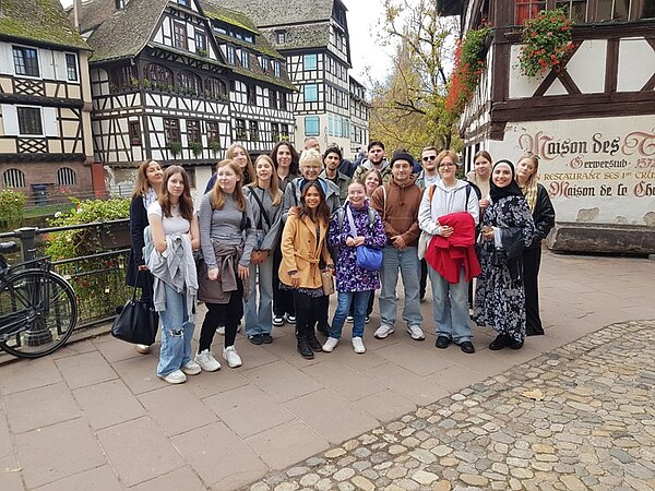 Schülerinnen und Schüler posieren für ein Gruppenfoto.