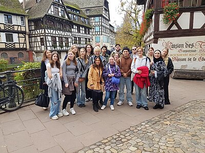 Schülerinnen und Schüler posieren für ein Gruppenfoto.