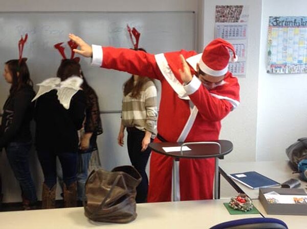 Nikolaus und "Anti-Nikolaus" zu Besuch an der Euro Akademie