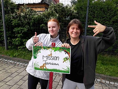 Zwei Auszubildende posieren mit ihrem Mission Tarzan lächelnd für ein Foto.