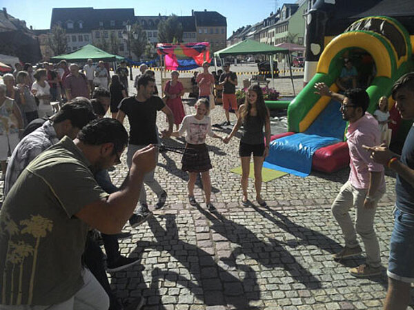 Auf gute Nachbarschaft! – Erzieher beim Begegnungsfest aktiv