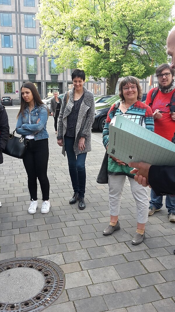 Unterfränkische Regierungsarbeit zwischen humanitärer Nothilfe, Weinprüfstelle und Schulaufsicht