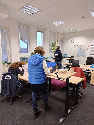 Blick in den neu gestalteten Raum der Lehrkräfte der Euro Akademie, mit den neuen und höhenverstellbaren Tischen, die bereits zum Einsatz kommen. 