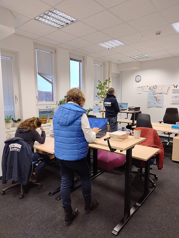 Blick in den neu gestalteten Raum der Lehrkräfte der Euro Akademie, mit den neuen und höhenverstellbaren Tischen, die bereits zum Einsatz kommen. 