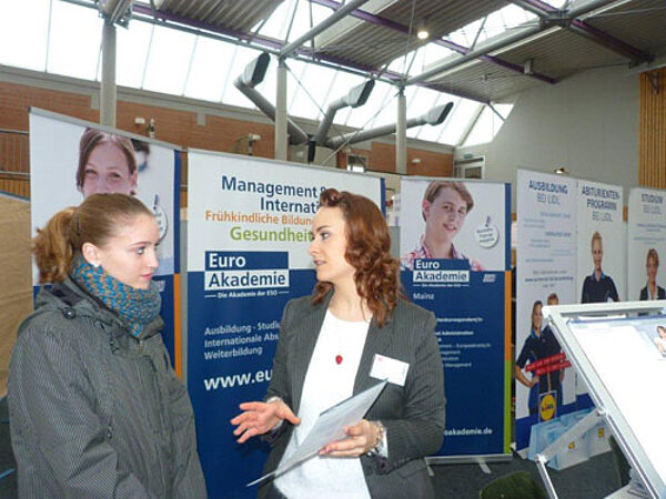 Zahlreiche Besucher bei Ausbildungsmesse in Rüsselsheim