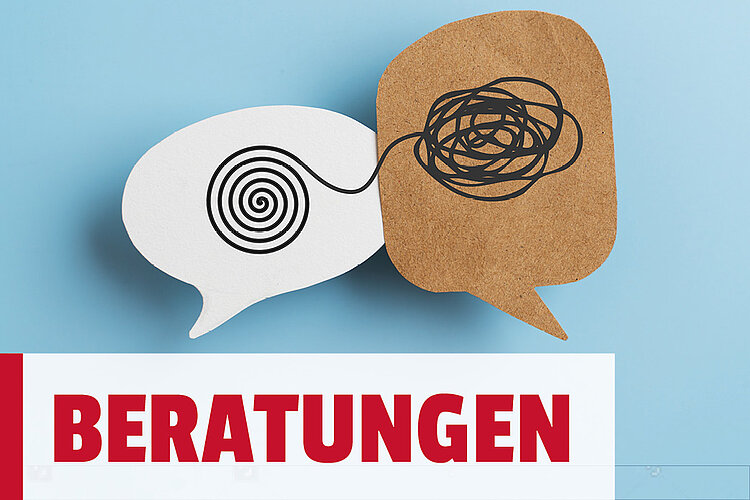 Zwei stilisierte Sprechblasen aus Pappe: Die linke Sprechblase ist weiß und enthält eine spiralförmige Zeichnung, die an Konzentration oder Ideenfindung erinnert. Die rechte Sprechblase ist braun und zeigt ein verwickeltes, chaotisches Knäuel aus schwarzen Linien, das Verwirrung oder komplexe Gedanken symbolisiert. Unter den Sprechblasen steht in großen, roten Buchstaben das Wort 'BERATUNGEN'.
