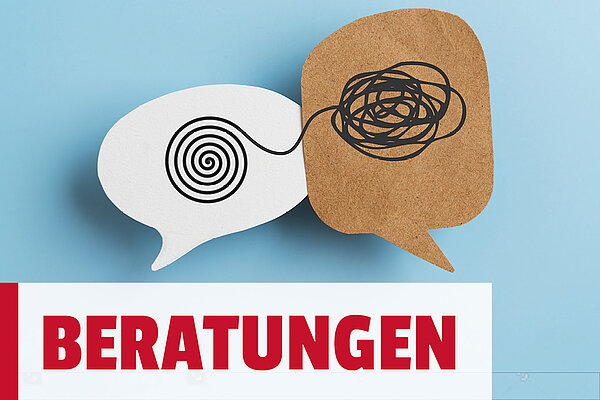 Zwei stilisierte Sprechblasen aus Pappe: Die linke Sprechblase ist weiß und enthält eine spiralförmige Zeichnung, die an Konzentration oder Ideenfindung erinnert. Die rechte Sprechblase ist braun und zeigt ein verwickeltes, chaotisches Knäuel aus schwarzen Linien, das Verwirrung oder komplexe Gedanken symbolisiert. Unter den Sprechblasen steht in großen, roten Buchstaben das Wort 'BERATUNGEN'.
