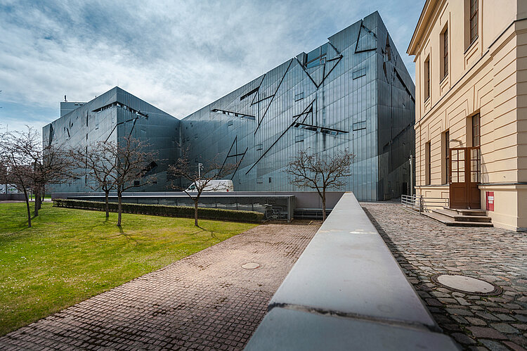 Sozialassistenz-Abschlussklasse zu Besuch im ANOHA Das Jüdische Museum in Berlin von außen mit den bekannten Glaskacheln und dem vorgelagerten Park.