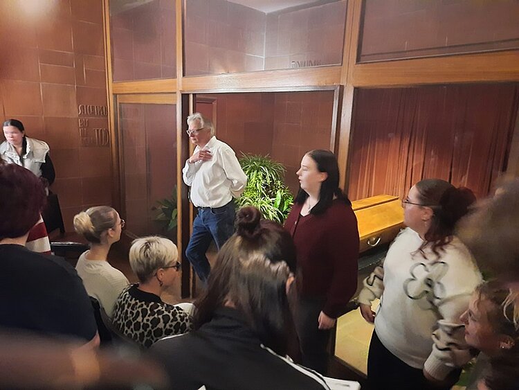 Unterricht einmal anders – Ethik trifft medizinische Fachsprache Die Schülerinnen und Schüler hören dem Leiter des Krematoriums zu, der ihnen viel Wichtiges zu den Themen Tod, Trauer und Verantwortung in der Pflege erzählt.