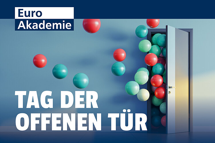 Die Aufschrift "Tag der offenen Tür" steht in weißen Lettern im Vordergrund. Im Hintergrund ist eine offene Tür zu sehen, durch die viele, grüne und blaue Luftballons schweben. Links oben befindet sich das Logo der Euro Akademie.