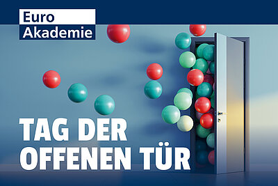 Die Aufschrift "Tag der offenen Tür" steht in weißen Lettern im Vordergrund. Im Hintergrund ist eine offene Tür zu sehen, durch die viele, grüne und blaue Luftballons schweben. Links oben befindet sich das Logo der Euro Akademie.