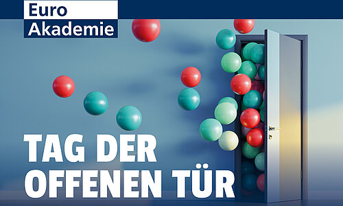 Die Aufschrift "Tag der offenen Tür" steht in weißen Lettern im Vordergrund. Im Hintergrund ist eine offene Tür zu sehen, durch die viele, grüne und blaue Luftballons schweben. Links oben befindet sich das Logo der Euro Akademie.