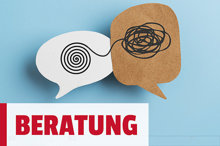Zwei stilisierte Sprechblasen aus Pappe: Die linke Sprechblase ist weiß und enthält eine spiralförmige Zeichnung, die an Konzentration oder Ideenfindung erinnert. Die rechte Sprechblase ist braun und zeigt ein verwickeltes, chaotisches Knäuel aus schwarzen Linien, das Verwirrung oder komplexe Gedanken symbolisiert. Unter den Sprechblasen steht in großen, roten Buchstaben das Wort 'BERATUNG'.