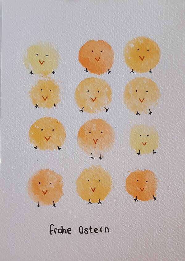 Einstimmung auf Ostern Selbst gestaltete Karte, auf der frohe Ostern steht, mit selbst gemalten Küken in verschiedenen Gelbtönen, auf strukturiertem Papier.