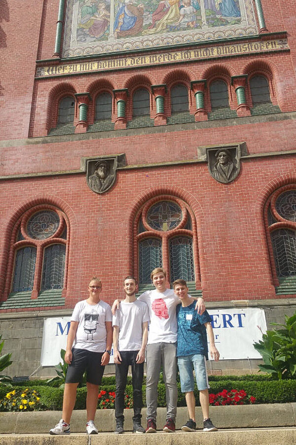Die Ferien sind vorbei. Wir wünschen allen Schülern und Lehrern einen guten Start!