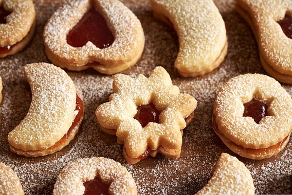 Adventsfeier der Euro Akademie Mainz Weihnachtsplätzchen mit Marmelade und Puderzucker in verschiedenen Formen.