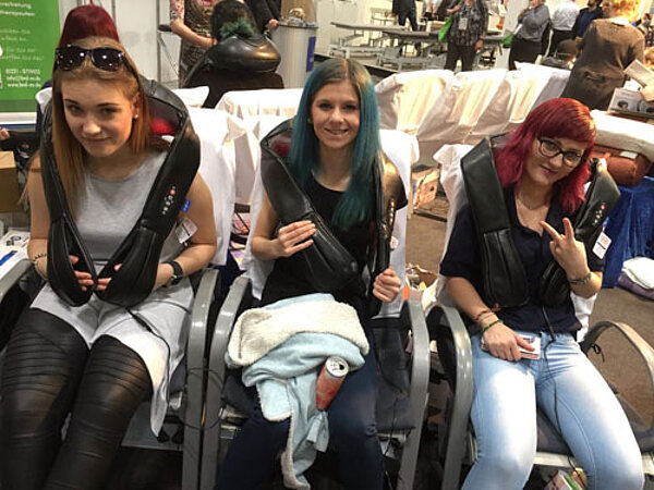 Auszubildende Physiotherapeuten auf Therapiemesse Leipzig