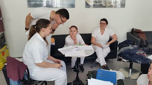 Praktische Prüfung für die zukünftigen Physiotherapeuten