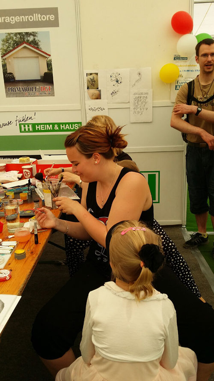 Kinderpfleger beim Kinderschminken auf der Gfa Zerbst