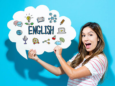Das Bild zeigt eine Person mit einem “ENGLISH”-Schild, umgeben von Symbolen für das Englischlernen. 