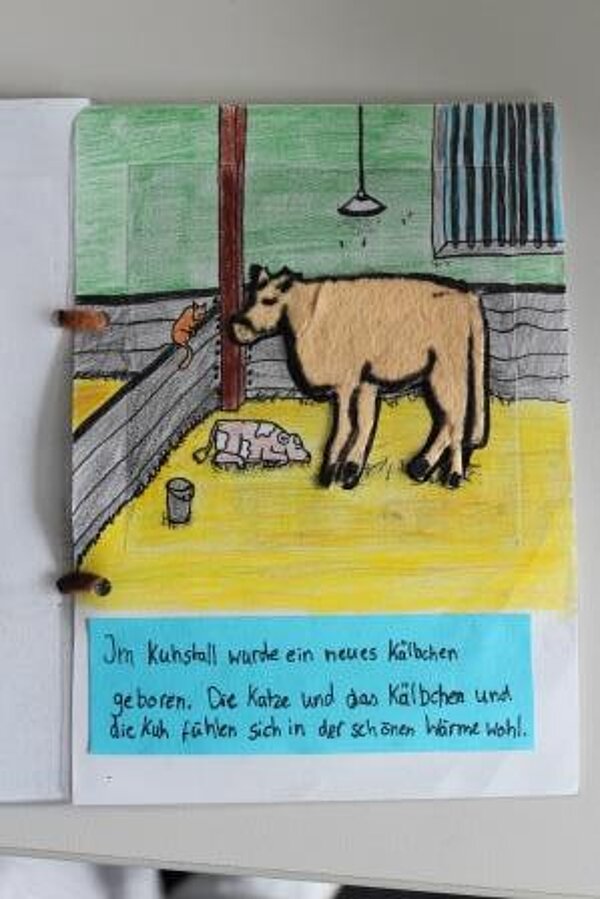 Sozialassistenten haben Wahrnehmungsbücher gestaltet