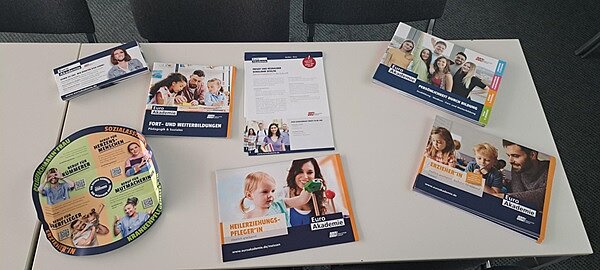 Rundum gelungene Veranstaltung in Meißen Auf einem weißen Tisch liegen Informationsbroschüren und Flyer der Euro Akademie.