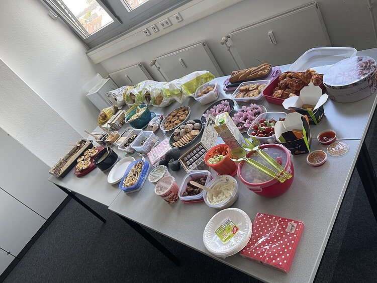 Ein Tisch voller leckerer Snacks, wie Salate, Knabberplatten, Rohkost und orientalische Köstlichkeiten