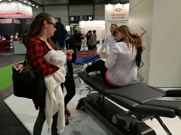 Auszubildende Physiotherapeuten auf Therapiemesse Leipzig