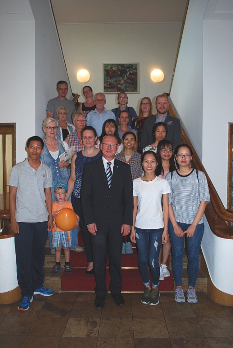 Neue Altenpflegeschüler aus Vietnam bei Neubürgerempfang