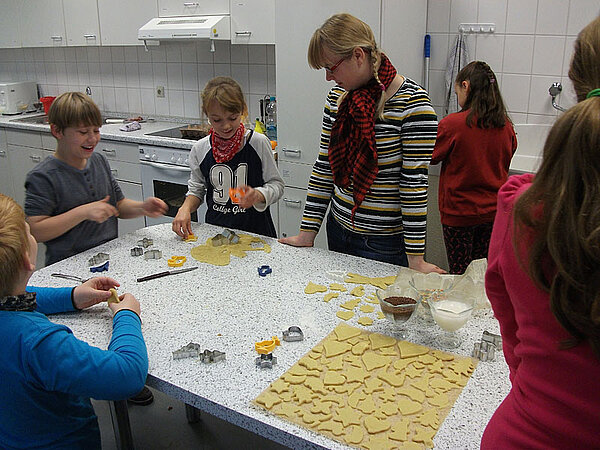 Weihnachtsbacken und –basteln mit Grundschülern