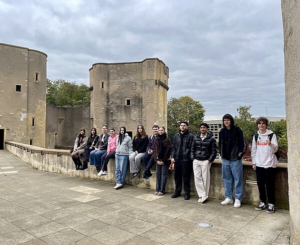 Schulfahrt nach Metz Die Auszubildenden der Euro Akademie Aschaffenburg posieren für ein Gruppenbild auf einer Burg in der französischen Stadt Metz.