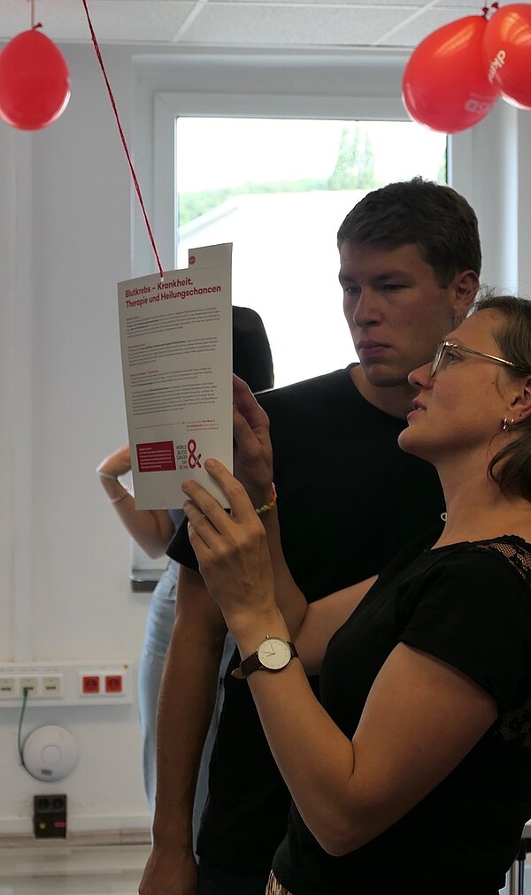 Schüler*innen setzen ein Zeichen: Registrierung bei der DKMS an der Euro Akademie Rochlitz Eine Schülerin und ein Schüler lesen sich die Anleitung zur Registrierung für die DKMS durch.