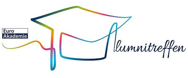 Wiedersehen und Erinnerungen: Ein unvergessliches Alumnitreffen Grafik geschwungener, bunter Schriftzug Alumnitreffen, der einen Absolventenhut darstellt.