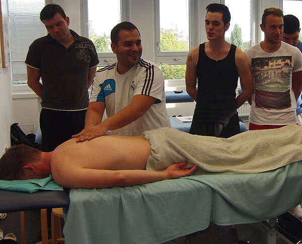 Massage-Schüler zeigen bei der „jobmesse berlin“ tollen Einsatz