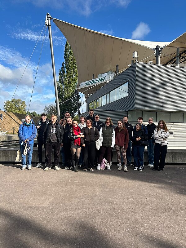 Gruppenbild der Erzieherklasse vor einem Gebäude mit der Aufschrift "Seebühne".