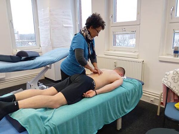 Angehende Physiotherapeuten trainieren Fußballer
