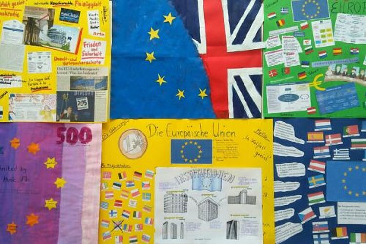 Europa ist allgegenwärtig! Ein Collage zum Thema "Europa": Es finden sich Wortfetzen wie "Die Europäische Union", "Freizügigkeit", "Frieden und Sicherheit" und "Motto: In Vielfalt geeint" auf den Plakaten. Außerdem ist ein riesiger 500-Euro-Schein teilweise zusehen sowie die EU-Flagge, die dem britischen Union Jack gegenüber steht.