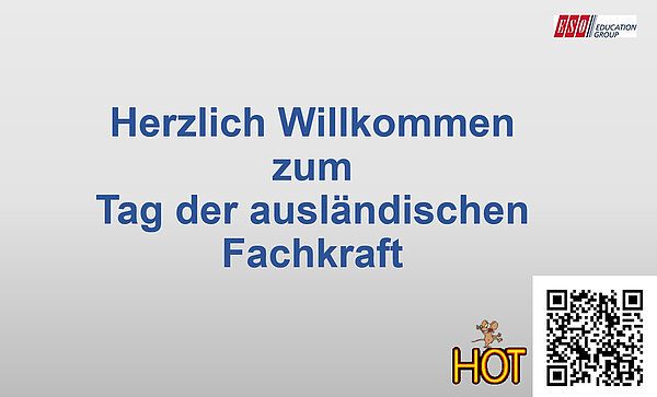 Eine Folie einer Power-Point-Präsentation mit der Aufschrift 'Herzlich Willkommen zum Tag der ausländischen Fachkraft'. Im Hintergrund sind das Logo der ESO Education Group und ein QR-Code zu sehen.