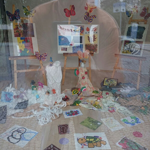 Auszubildende gestalten Kunstfenster