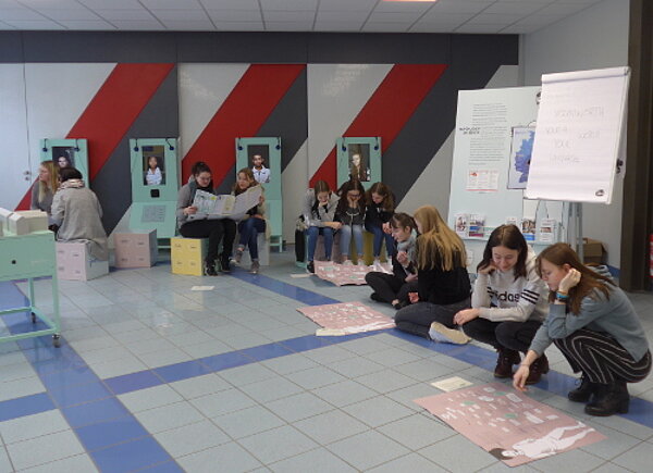 Schüler*innen besuchen Ausstellung "YOUNIWORTH"