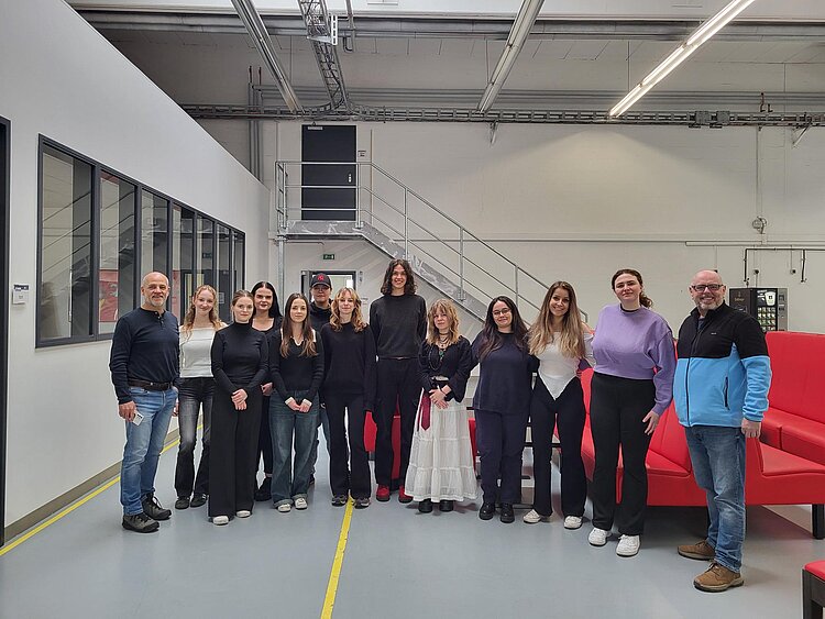 Einblicke in den Unterricht: Slowakischer Gymnasiallehrer zu Gast an der Euro Akademie Das Bild wurde in Nürnberg aufgenommen, links Hr. Varsík, rechts Hr. Smith, in der Mitte die Abschlussklasse Fremdsprachenkorrespondent*in.